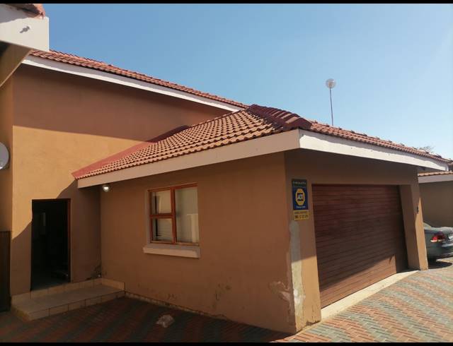 3 BEDROOM TOWNHOUSE FOR SALE IN CASA ACACIA